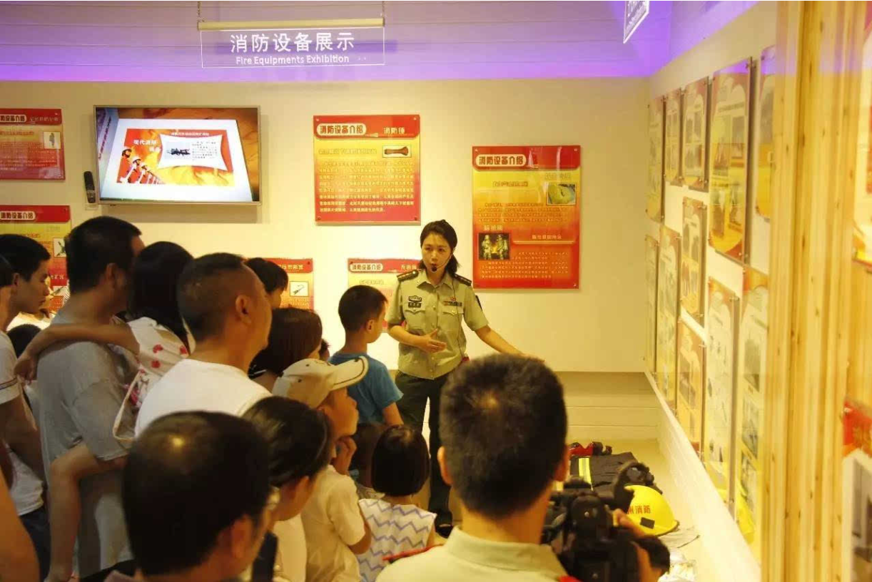 消防安全工作人員在講解消防安全知識 消防安全工作人員在講解消防安全知識