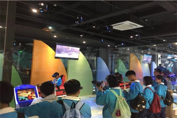 學生在體驗vr產品 學生在體驗vr產品