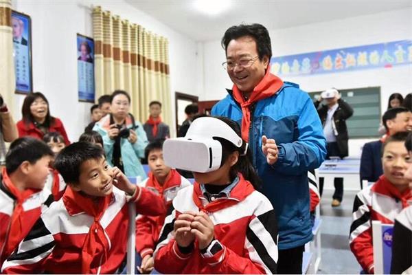 老師正在指導學生體驗vr科普館的細節 老師正在指導學生體驗vr科普館的細節