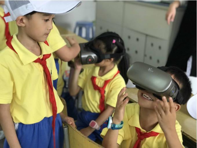 小朋友頭戴vr眼鏡體驗得笑逐顏開 小朋友頭戴vr眼鏡體驗得笑逐顏開
