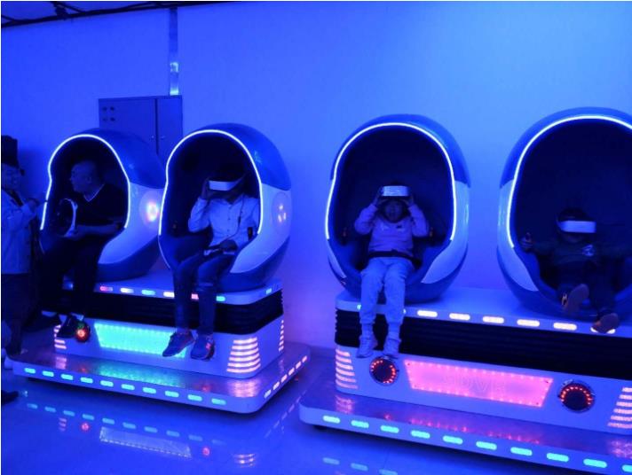 大人小朋友正在體驗vr體驗館里的設備 大人小朋友正在體驗vr體驗館里的設備