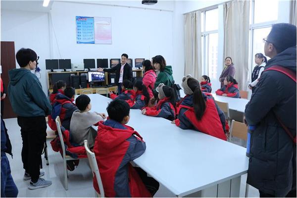 學生認真聽講科普知識