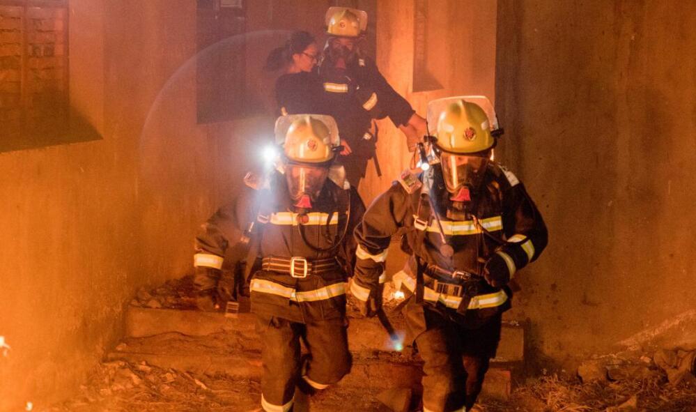 消防員沖進樓房滅火 消防員沖進樓房滅火