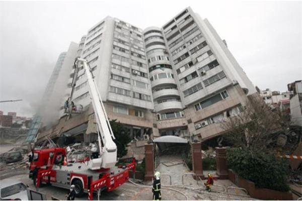 消防員正在使用吊車(chē)救援地震受災(zāi)樓層 消防員正在使用吊車(chē)救援地震受災(zāi)樓層