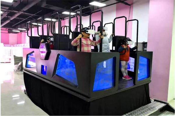 小朋友正在臺風體驗館體驗設(shè)備 小朋友正在臺風體驗館體驗設(shè)備